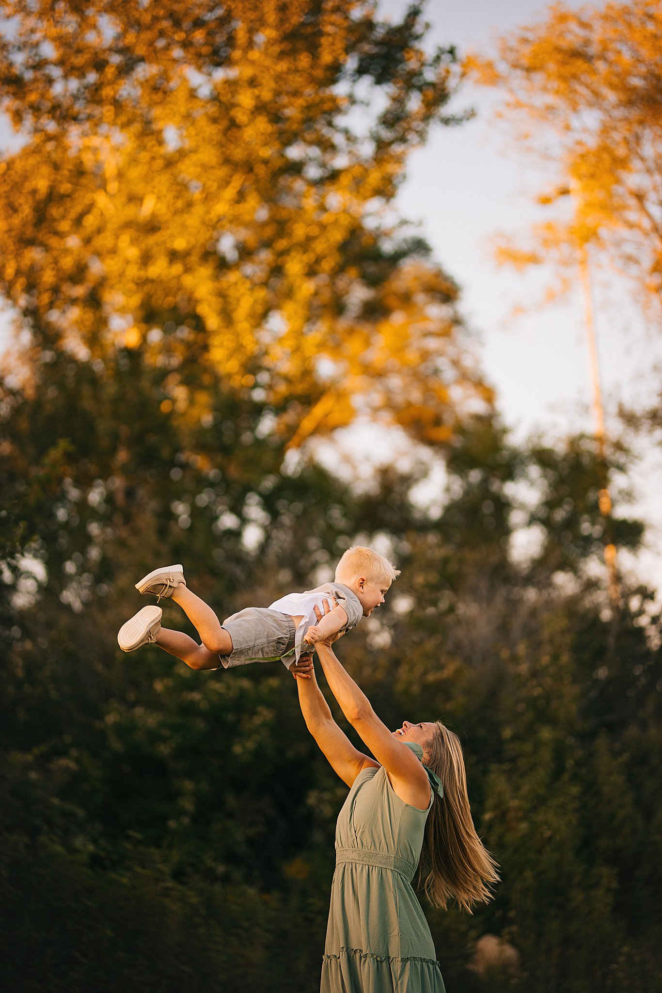 a mom throws her young son in the air